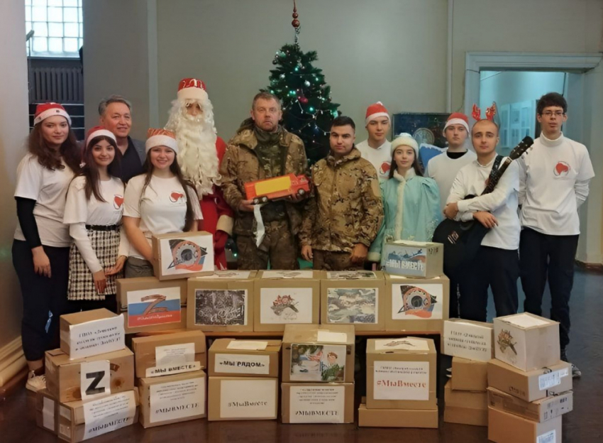 Студенты и преподаватели Донецка передали военнослужащим подарки