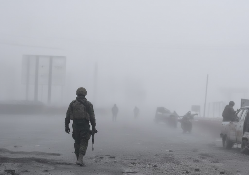 Колонна ВС РФ из сотен бойцов зашла в Красноармейск под плотным туманом, видео