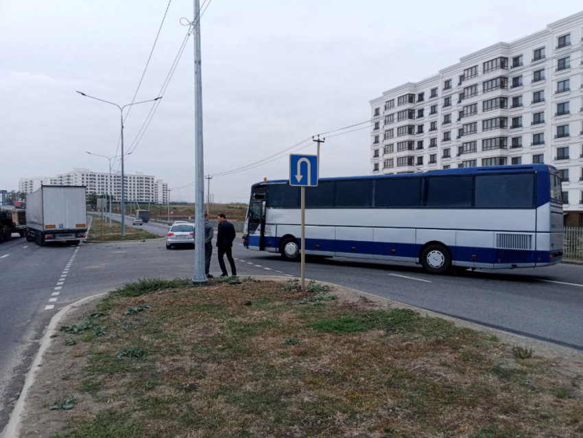 В Мариуполе автобус столкнулся с грузовиком: четверо пассажиров пострадали