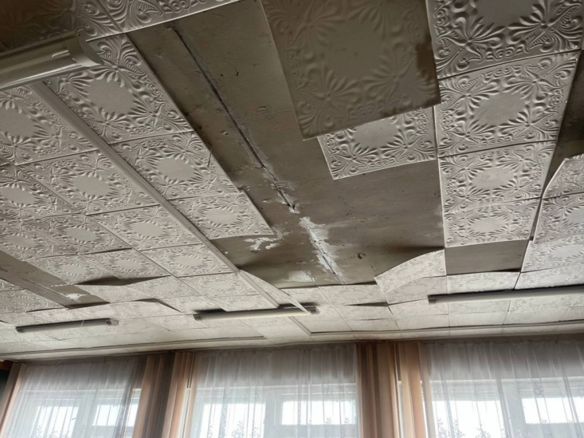 Здание техникума сыпется на головы студентов в Донецке после потопа 