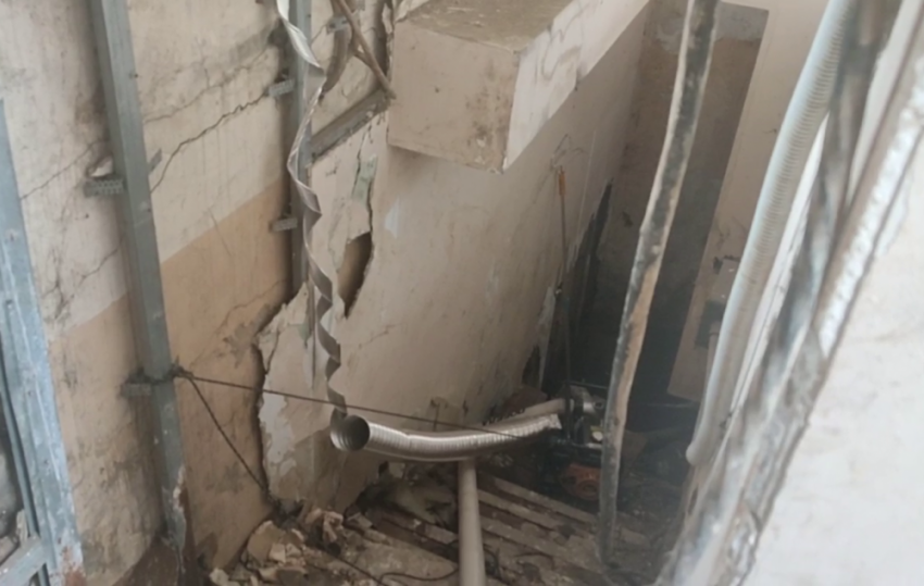 Аварийная бригада отказалась выезжать: дом в Донецке месяц стоит над затопленным подвалом