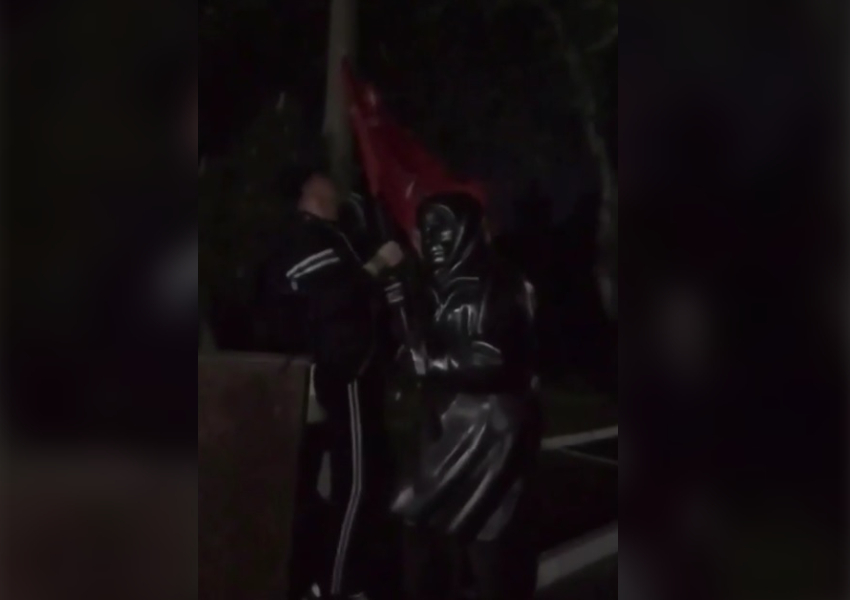 С помощью ФСБ были установлены личности парней, сорвавших Знамя Победы с памятника в Мариуполе