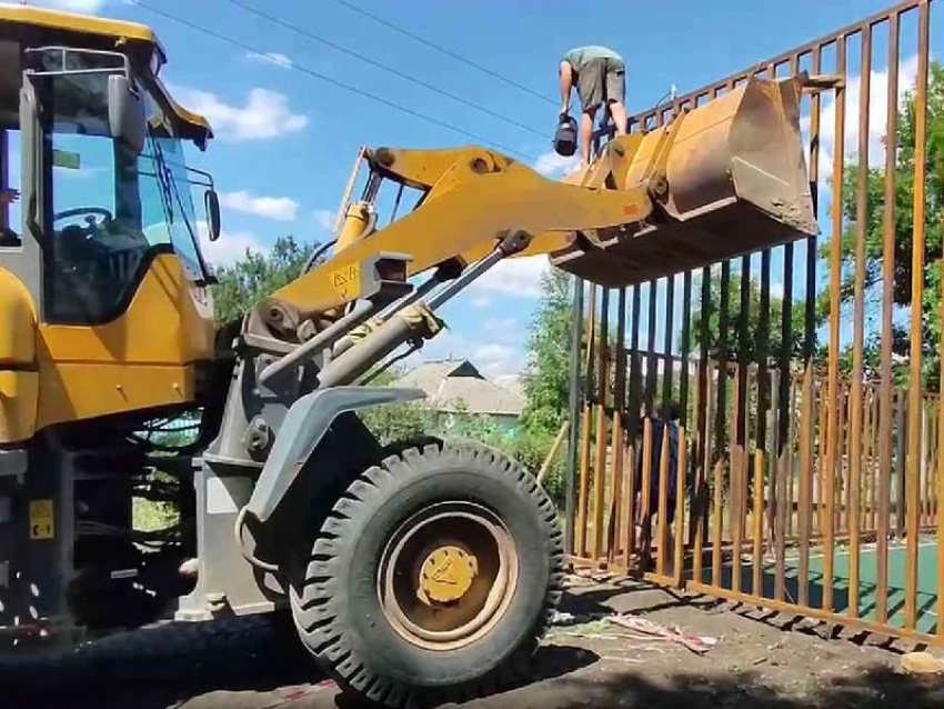 В городах-спутниках Харцызска строятся площадки для детского отдыха и занятий спортом 