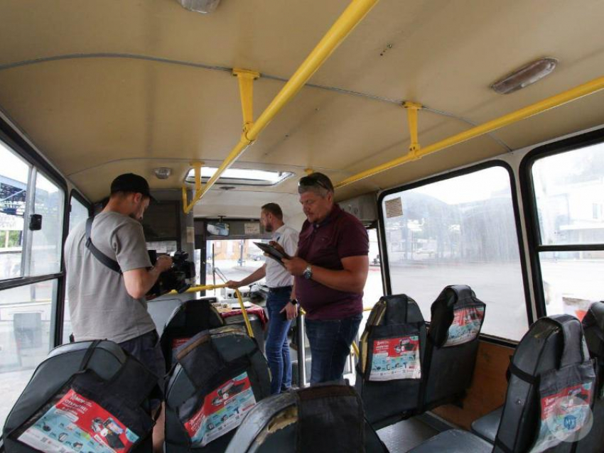 Грязь в салонах и порванные сидения: замминистра транспорта ДНР проверил пассажирский транспорт Донецка 