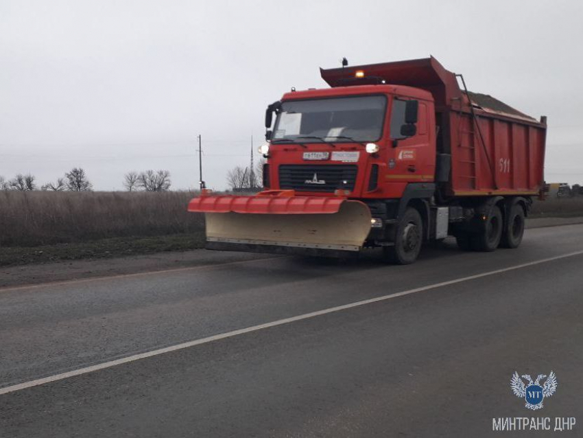 Дороги ДНР по направлению к границе чистили 40 единиц спецтехники 