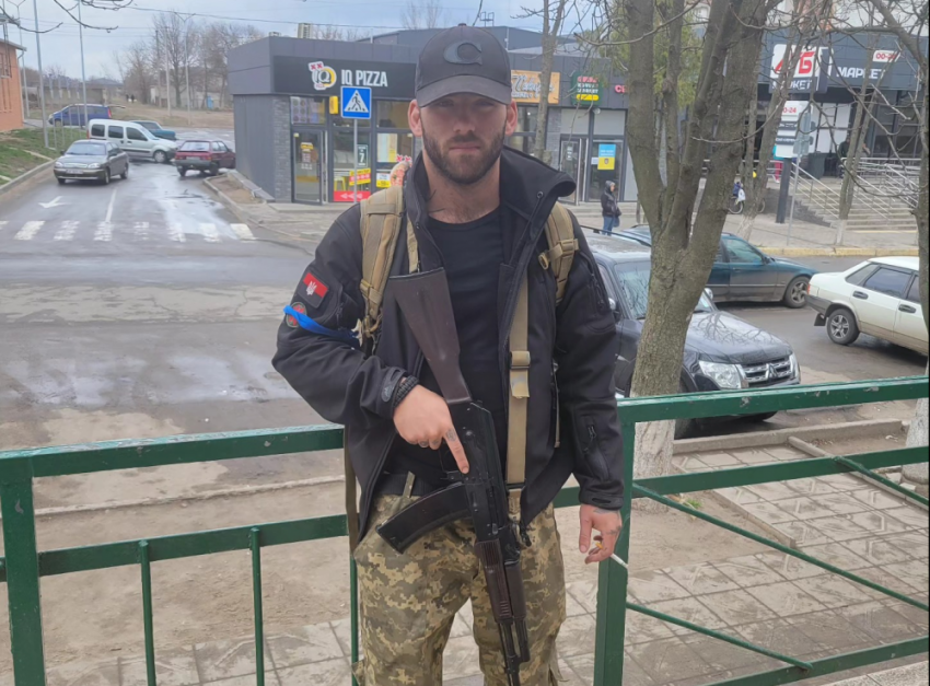 Любитель фотографироваться с оружием в школе получил приговор в суде Донецка