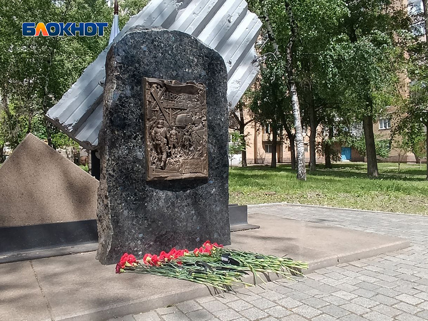 Дончане возложили цветы к памятнику защитникам донецкого аэропорта