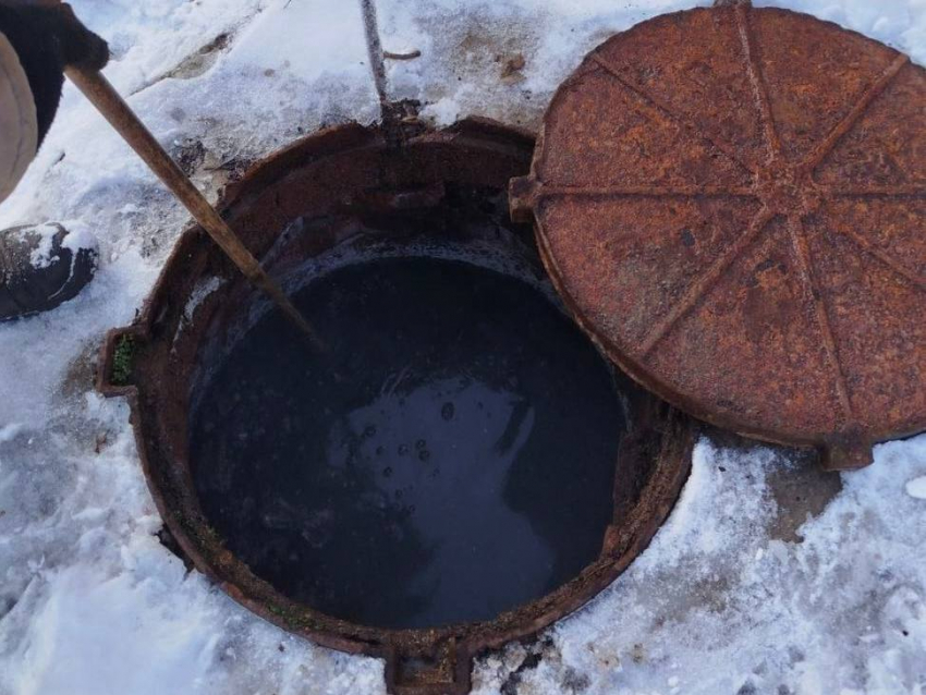 Более месяца семьи с детьми из посёлка Новый Свет вынуждены жить в канализационном аду из-за переполненного колодца 