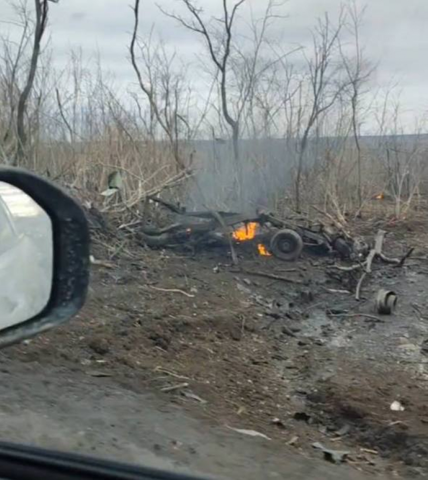 Дрон ВСУ уничтожил гражданский автомобиль на трассе Горловка – Донецк под Ясиноватой: есть погибшие
