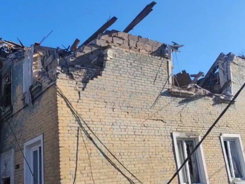 Укронацисты буквально снесли из РСЗО часть второго этажа многоквартирного дома в Макеевке