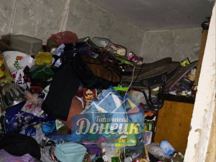  Сосед превратил квартиру в Донецке в помойку и «травит» весь подъезд: что делать жильцам