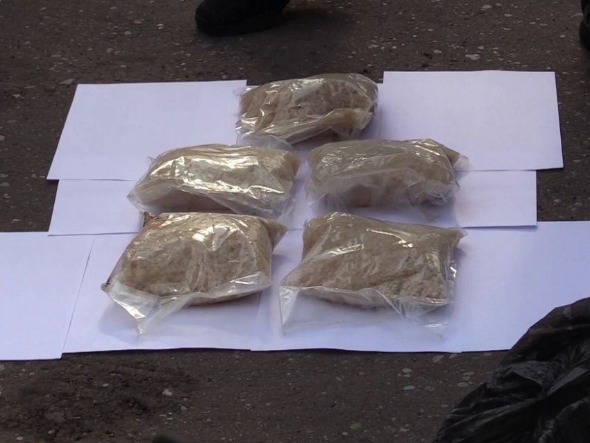 Полицейские установили канал незаконной поставки наркотиков в ДНР: задержан 29-летний дончанин