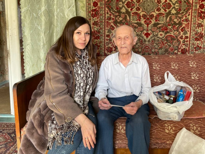 103-летнего ветерана ВОВ поздравили с Днем защитника Отечества в Мариуполе