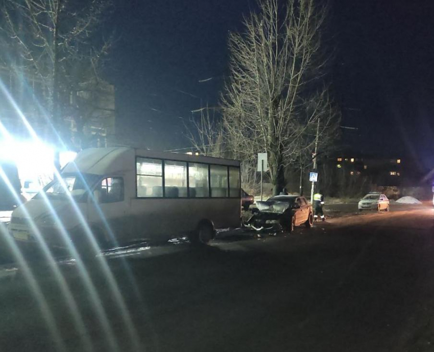 34-летний водитель на автомобиле «Мазда» влетел в стоящую пассажирскую маршрутку в Макеевке