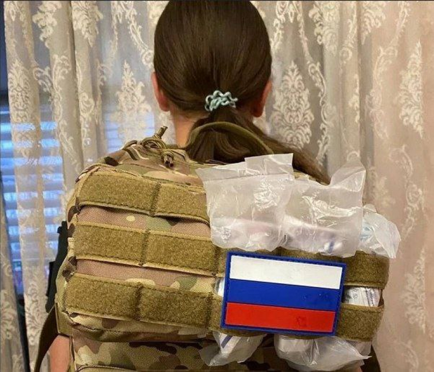 Школьница из Крыма купила медицинский рюкзак для военных в зоне СВО