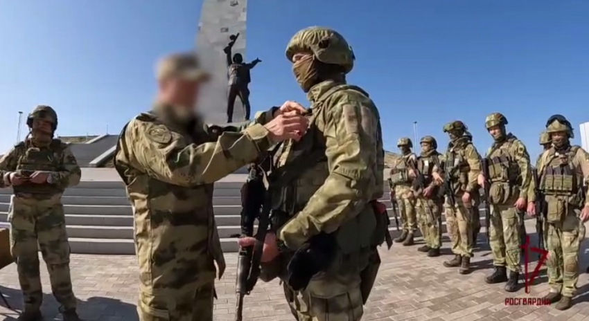 Росгвардейцам подразделений разведки и спецназа в ДНР  вручили государственные награды 