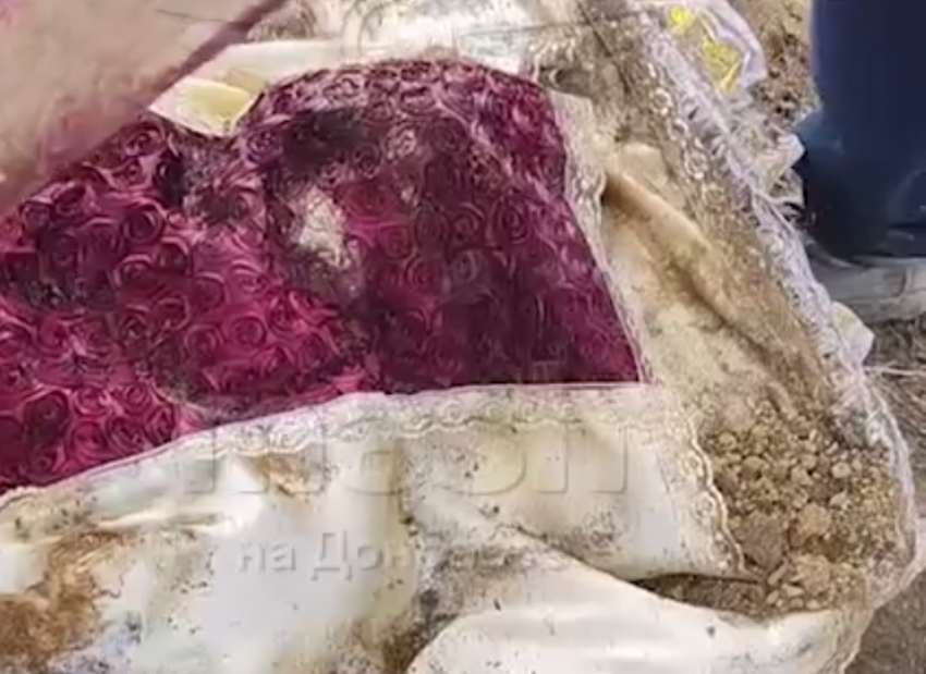 Сняли видео с трупом «для Леры»: в Старобешево ритуальщик и приятель раскопали могилу военного