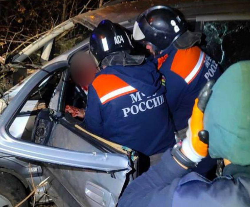 В Донецке мужчина застрял в смятой машине после удара о дерево