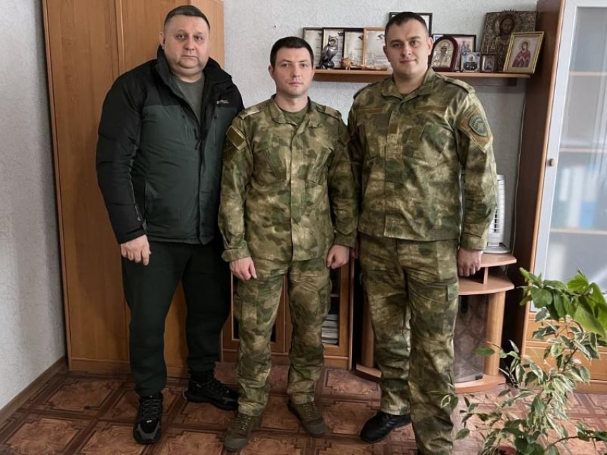 Правоохранители Тореза ДНР передали материальную помощь отцу погибшего при исполнении коллеги 