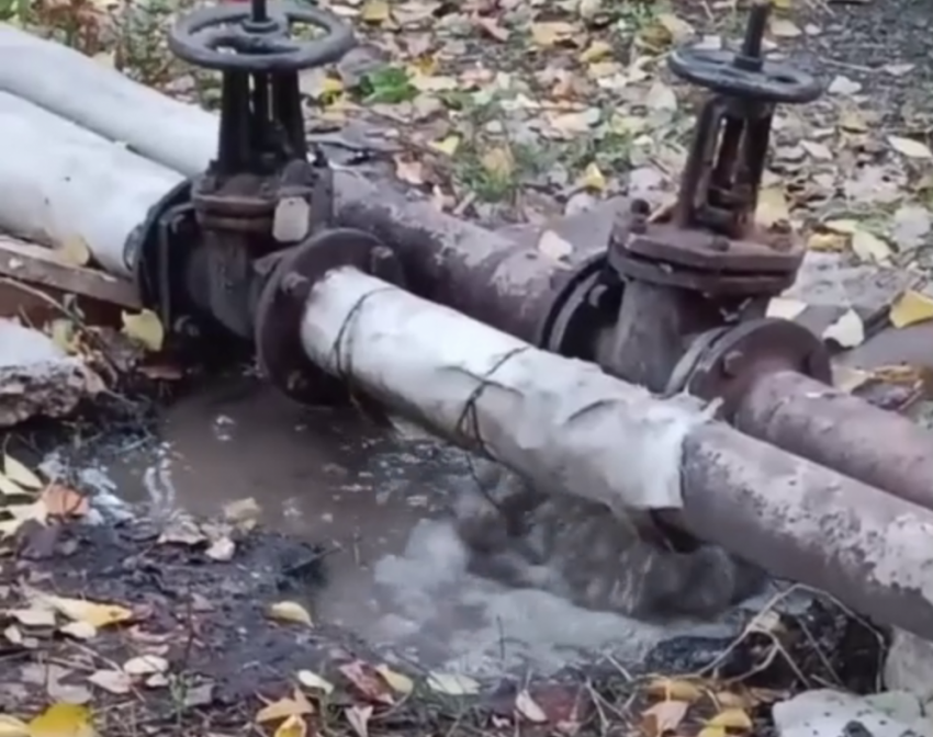 Отопительный сюрприз: в Ясиноватой теплотрасса превратила квартал в «удивительное болото»