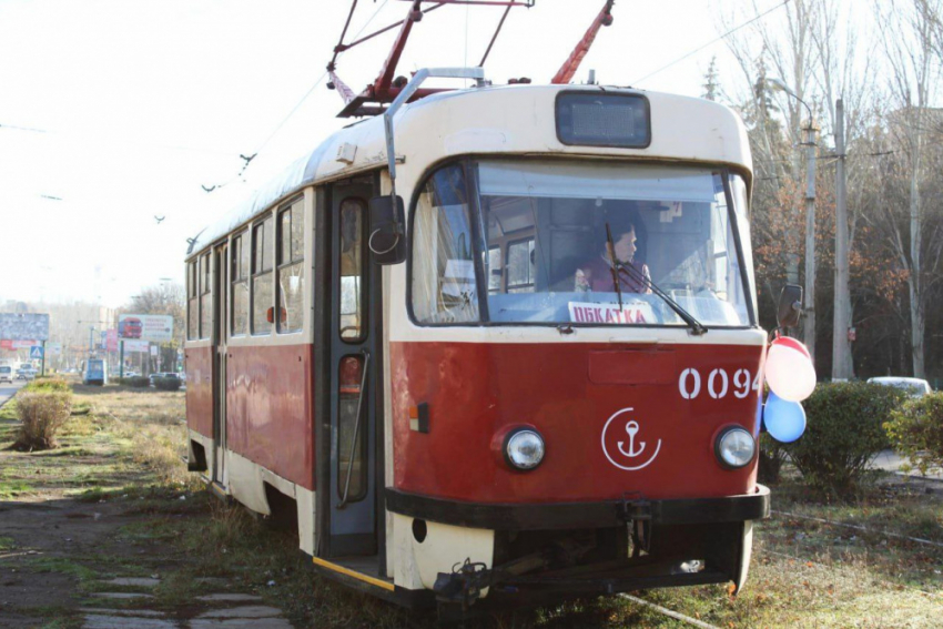 С шарами и фанфарами в Горловке вышел на линию второй трамвай от Минтранса ДНР