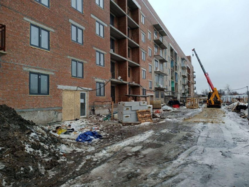 Внутренняя отделка началась в квартирах, восстановленного Югрой, многоэтажного дома в Авдеевке 