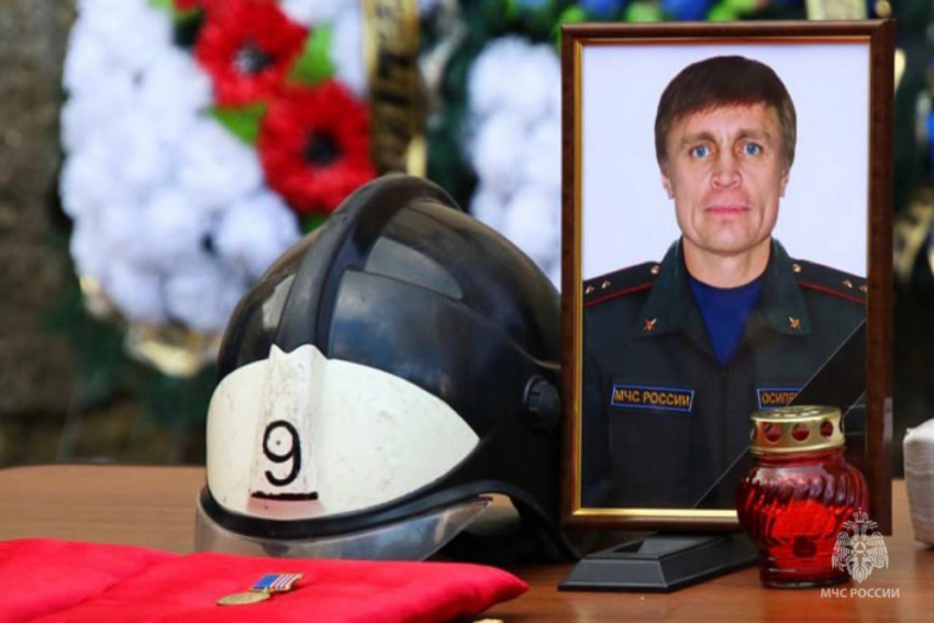 В Донецке простились с убитым ВСУ во время тушения пожара сотрудником МЧС ДНР