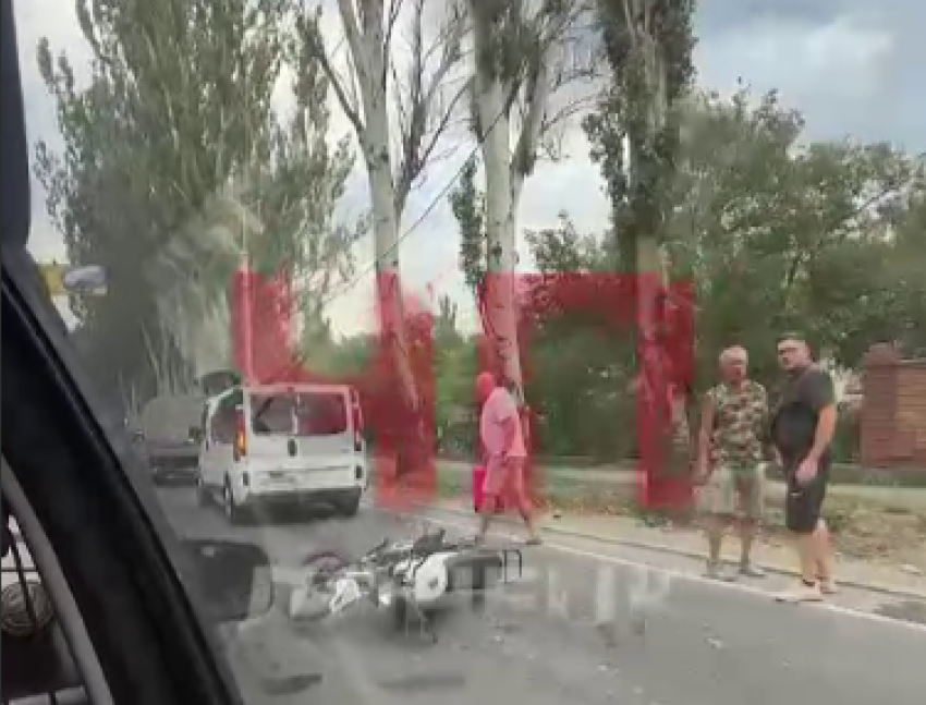 Мотоциклист протаранил головой стекло автомобиля в Макеевке