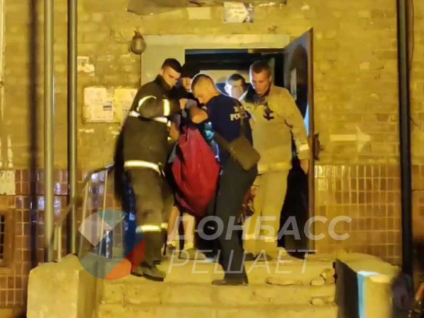 18-летнюю дончанку достали из-под завалов обстрелянного ВСУ дома спустя семь часов
