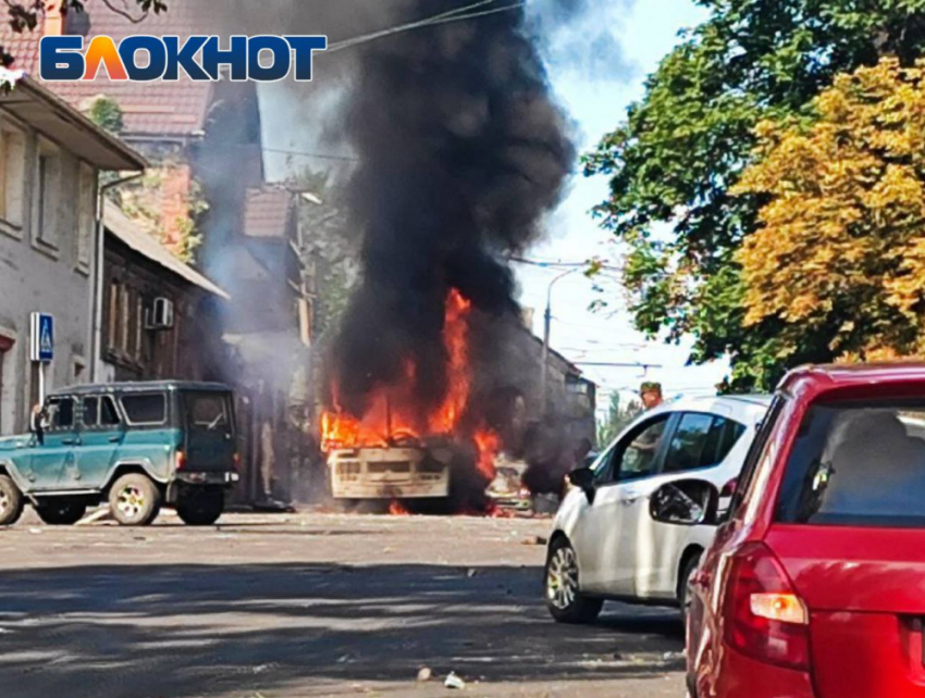 Центр Донецка подвергся обстрелу из РСЗО: полностью выгорел пассажирский автобус