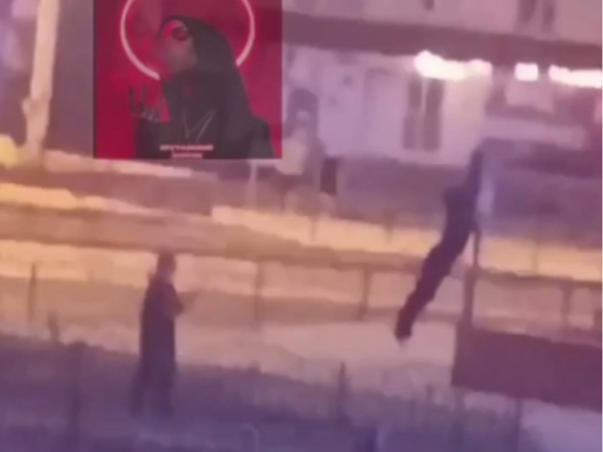 Дети вешаются на дорожные знаки в Донецке