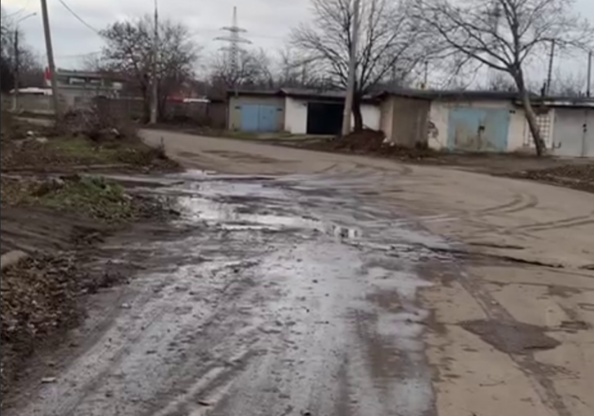 В Макеевке дорога вокруг целого квартала стала полосой препятствий