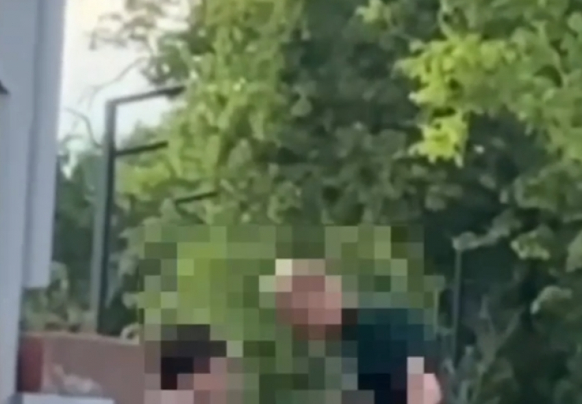 В Донецком парке Энергетиков мужчина поставил ребёнка на колени из-за мяча