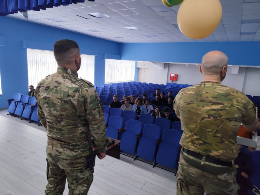 «Смерть шпионам»: о легендарной контрразведке «СМЕРШ» рассказали школьникам ДНР сотрудники ФСБ