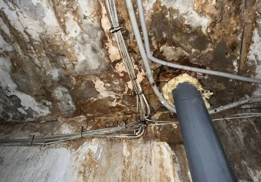 Дома Донецка и Макеевки заливает говном, текут крыши, обваливаются потолки