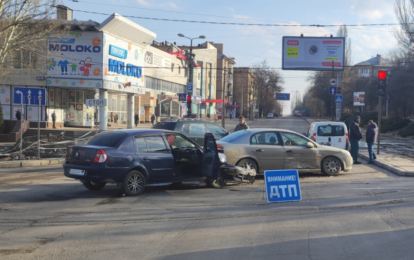 Проехал на красный сигнал: 42-летний пассажир пострадал в ДТП в Донецке в первое воскресенье весны 