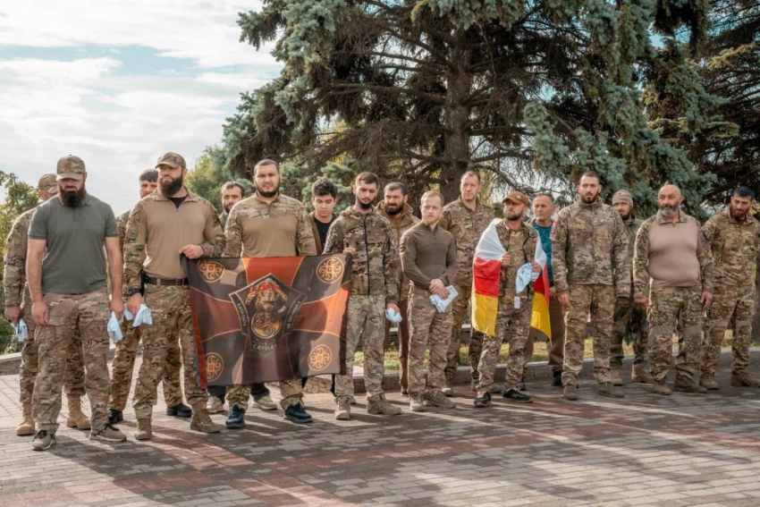 В Донецке молодежь совместно с бойцами из Южной Осетии возложила цветы к бюсту «Мамая» 