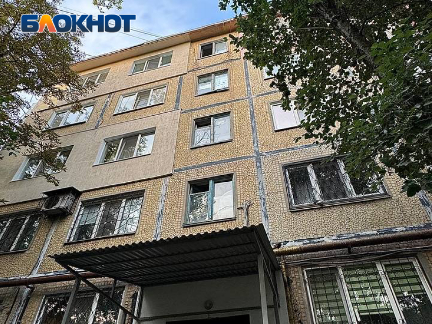 Вторую подачу подряд без воды: жители дома на Полоцкой носят её на пятый этаж