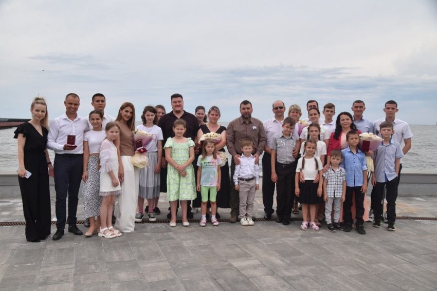 «Это норма, когда деток в семье много»: многодетных родителей ДНР наградили знаками отличия