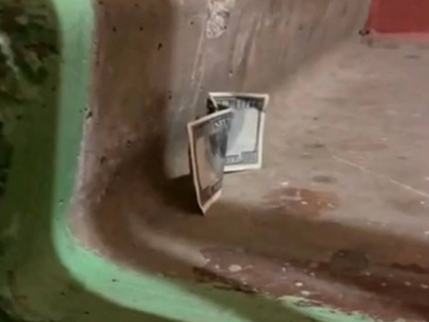 В Донецке активно распространяется видео с миной-ловушкой в виде доллара США