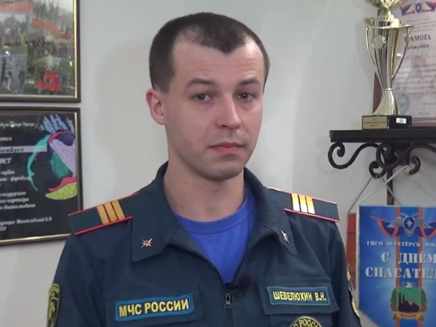 «Достали восемь человек из горевшего дома»: служащий МЧС рассказал о пожаре