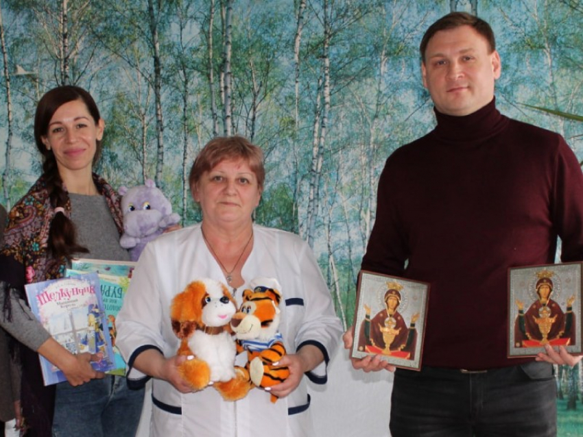В роддомах Донецка всем малышам, рождённым 2 апреля, подарили первый подарок в их жизни - книгу 