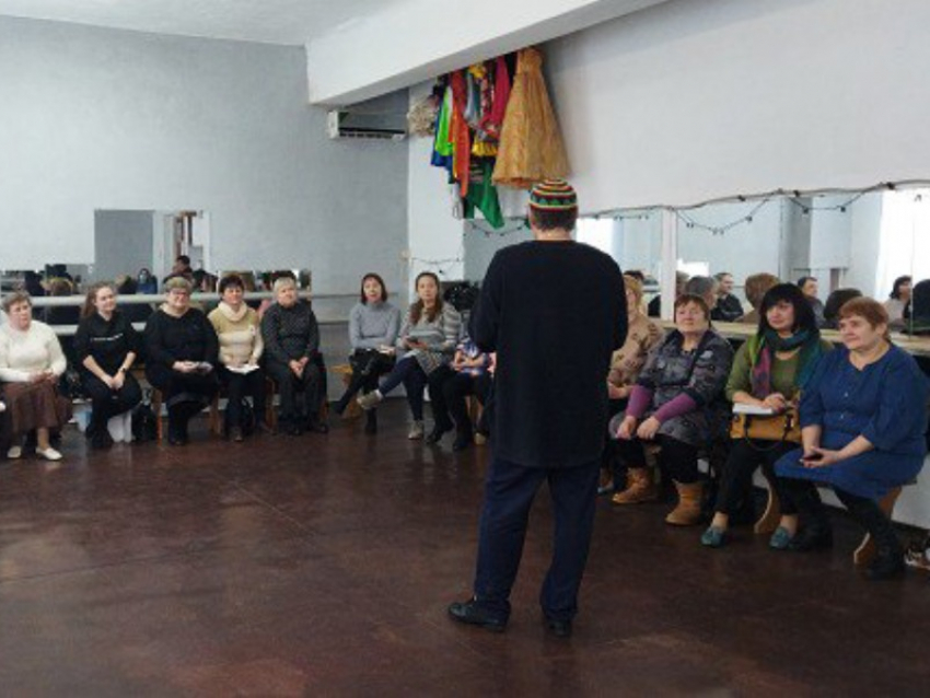 Руководители школьных театров Харцызска и Енакиево посетили уроки актёрского мастерства 