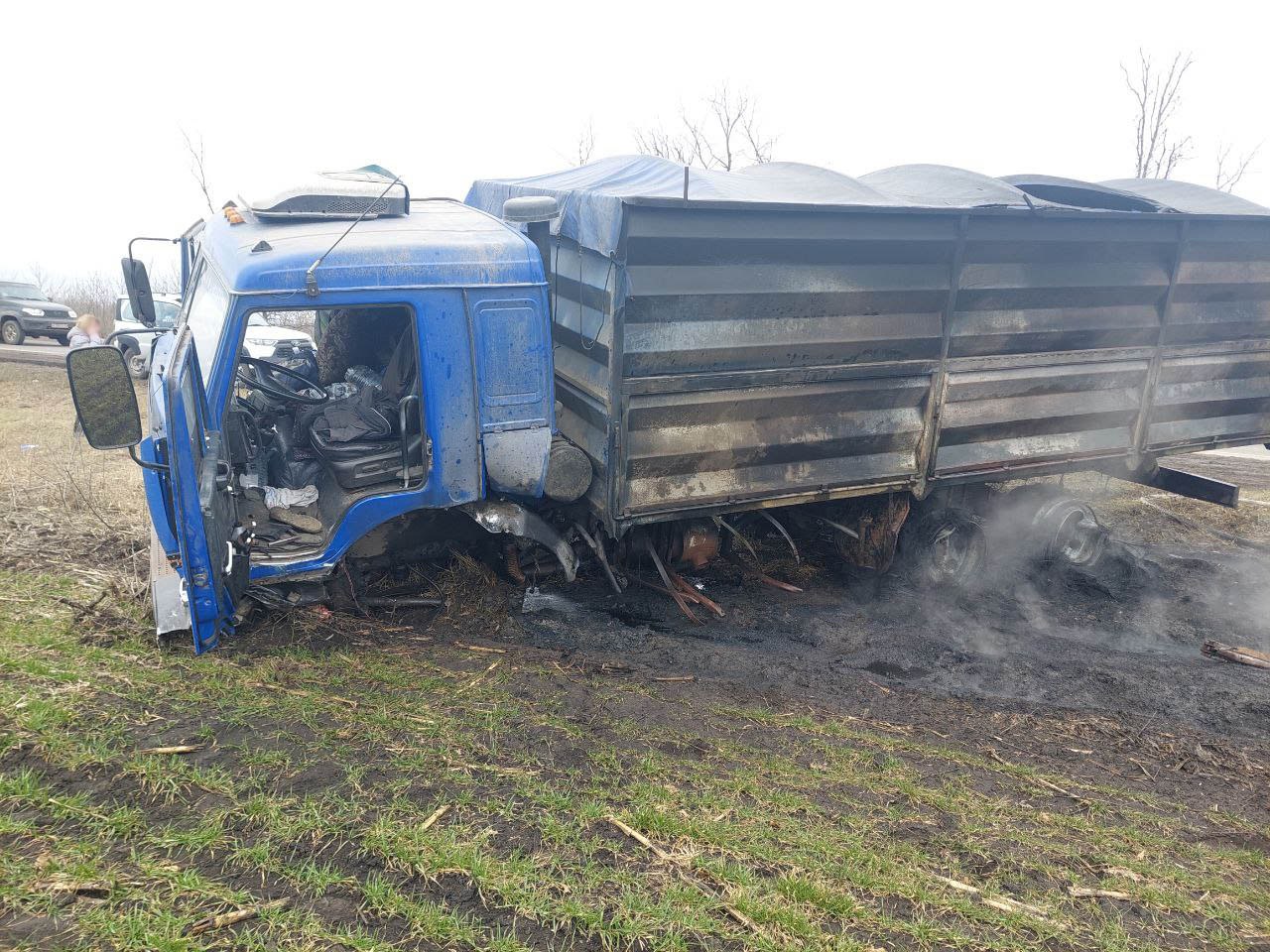 Под Донецком БМВ влетела в КАМАЗ, есть жертвы