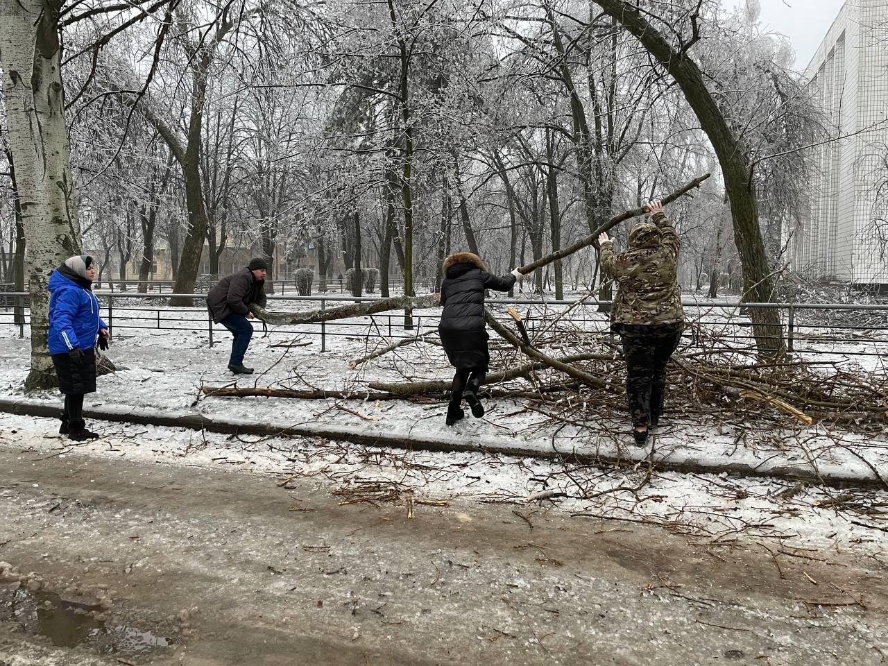 В Харцызске сотрудники администрации вышли на уборку упавших веток, а глава  напомнила куда сообщать об авариях