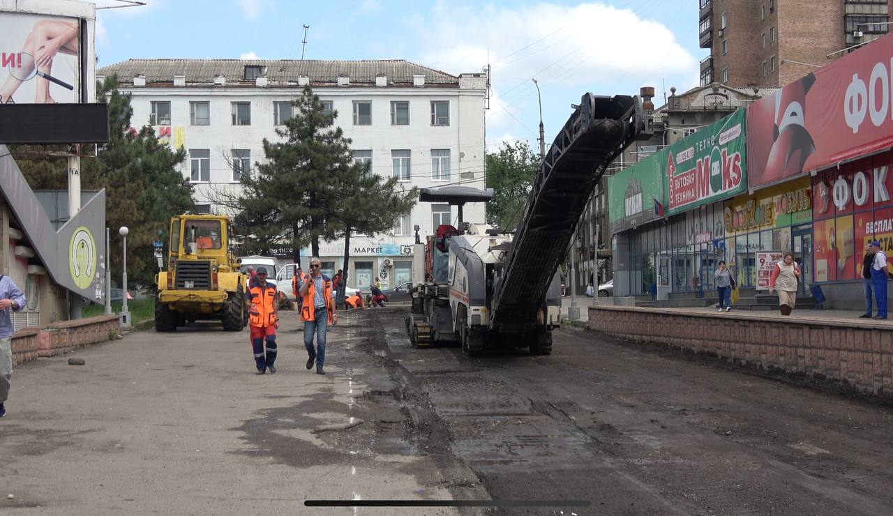 Свершилось: Ямы на парковке ТЦ «Юзовский» в Донецке залатали