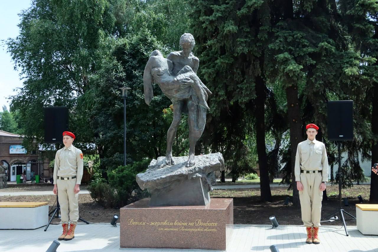 Памятник маленьким ангелам на средства ленинградцев открыли в Енакиево ДНР  в преддверии Дня защиты детей