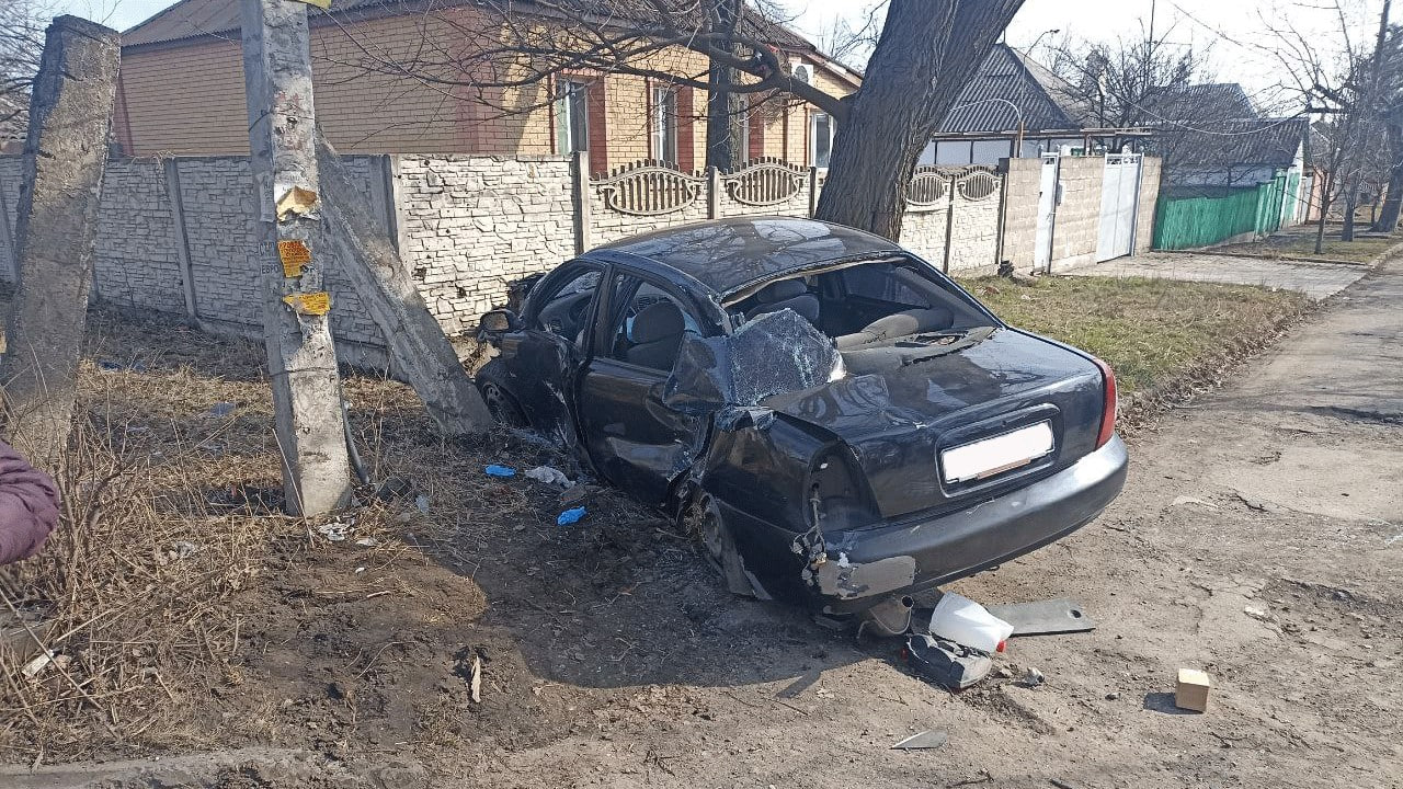 В Макеевке водитель без прав влетел в столб и погиб